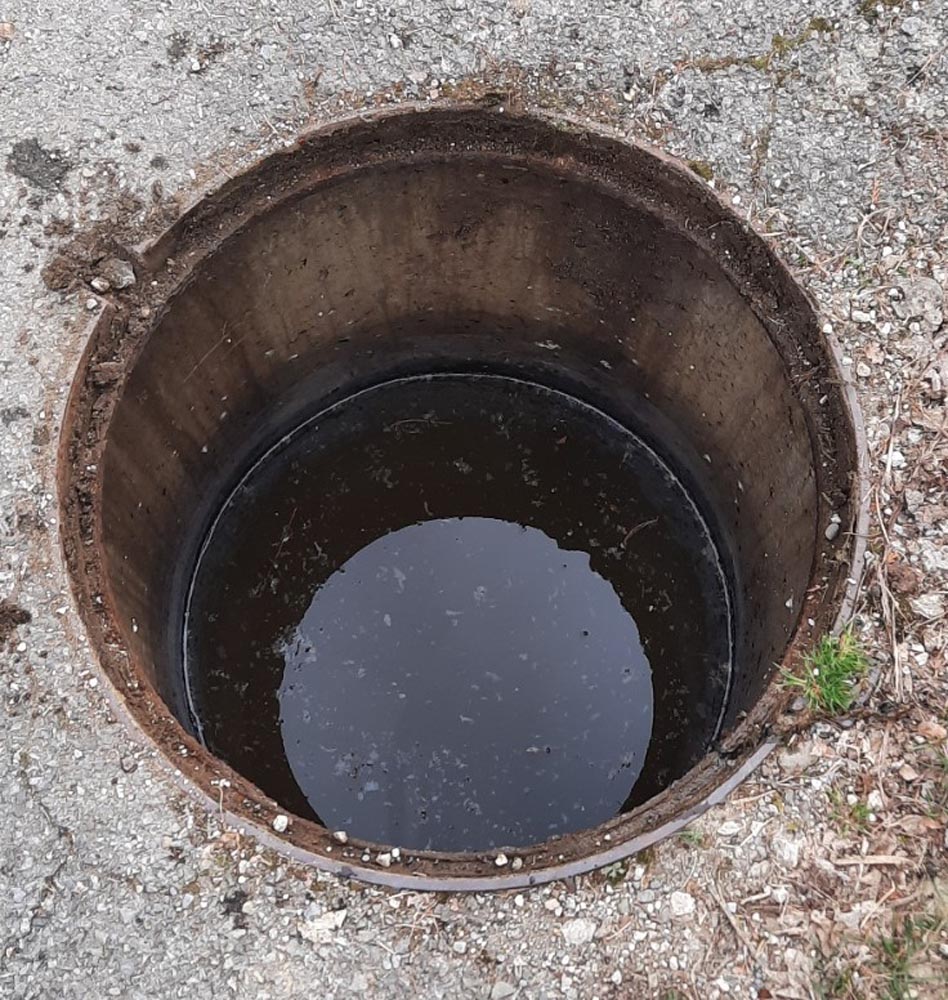 Photo d'une plaque d'égout avant hydrocurage