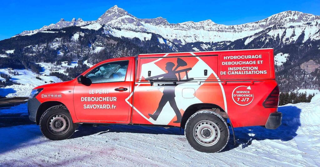 camion du petit déboucheur savoyard dans la neige